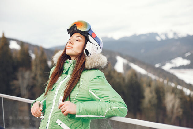 山冬天山上的女人穿着滑雪服的女人肖像高山活动