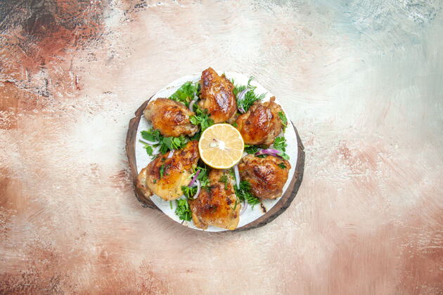 午餐鸡肉俯视图一只开胃的鸡肉 上面放着柠檬香草和洋葱盘子胡椒膳食