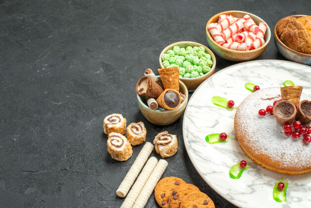 浆果侧视图糖果一个开胃蛋糕与浆果华夫饼饼干彩色糖果盘子蛋糕饼干