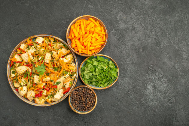 健康俯视图鸡肉沙拉与蔬菜和蔬菜在黑暗的餐桌上饮食沙拉健康沙拉健康美食