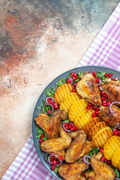 牛肉鸡肉俯视图格子桌布上放着土豆的开胃鸡翅烧烤美味午餐