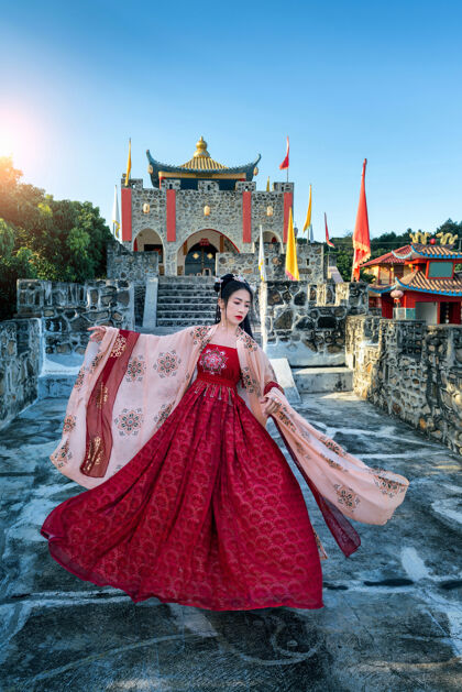 旅游亚洲妇女穿着中国传统服装在巴安山帝川云南中华文化在排 湄公河儿子省 泰国墙历史遗产