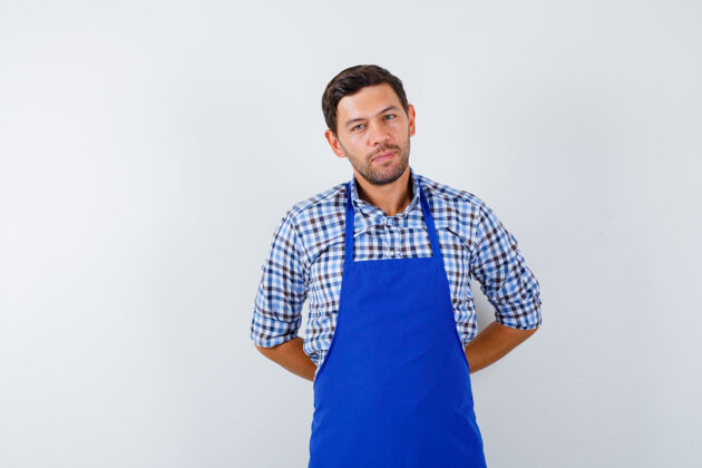 帅哥穿着蓝色围裙和衬衫的年轻男厨师男士年轻围裙