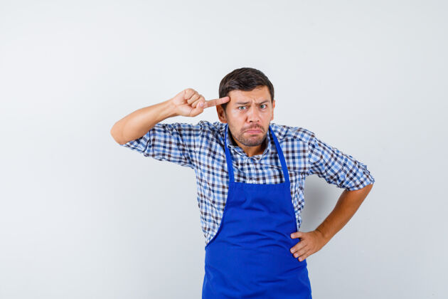 男士穿着蓝色围裙和衬衫的年轻男厨师帅哥年轻制服