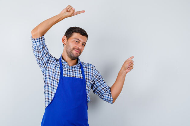 厨师穿着蓝色围裙和衬衫的年轻男厨师围裙烹饪年轻