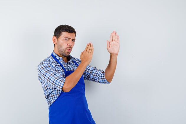 厨师穿着蓝色围裙和衬衫的年轻男厨师衬衫男士男士