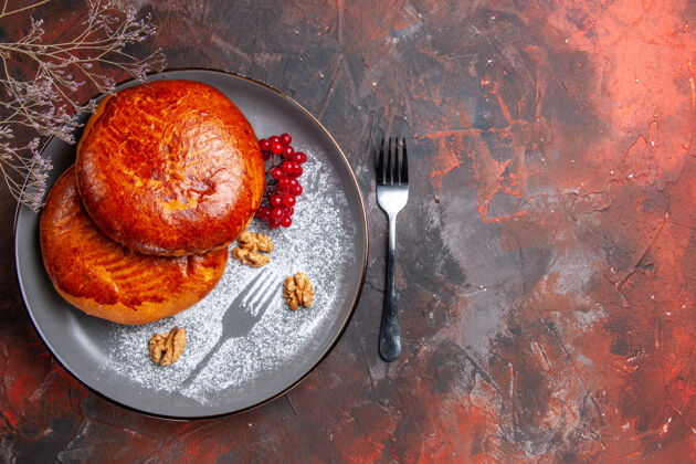 新鲜俯瞰美味的馅饼与红色浆果在一个黑暗的桌子蛋糕甜点馅饼农产品可食用水果水果