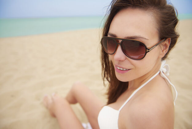 海滩年轻漂亮的女人在沙滩上玩得很开心漂亮女人年轻