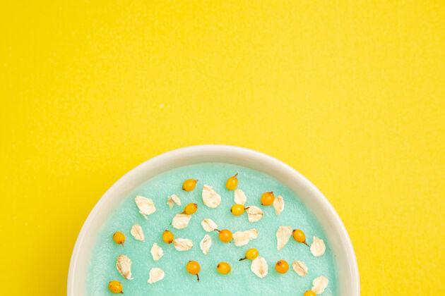 新鲜顶视图蓝色冰甜点在黄色地板上的盘子里牛奶谷类食品的颜色健康托盘地板