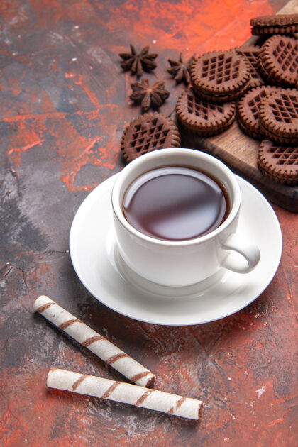 巧克力顶视图一杯茶 黑桌子上有巧克力饼干饼干茶饼干杯子饼干茶杯