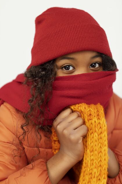表情穿暖和衣服的小孩靠近点童年季节寒冷
