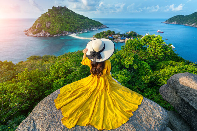 海洋美丽的女孩坐在泰国素拉特萨尼岛附近的南宫岛上服饰女性美丽