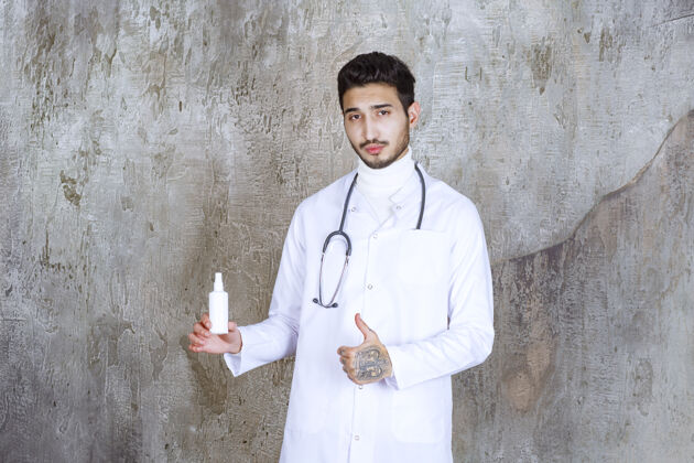 酒精男医生 手持听诊器 手持白色洗手液瓶 显示阳性手征一次性权力护理