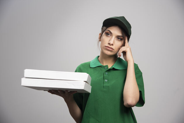 女人送货员拿着披萨盒摆姿势工作食物女孩
