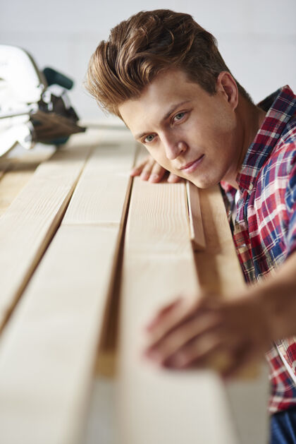 木头木匠准备木板工艺聚焦专注