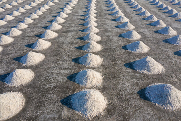 景观鸟瞰盐农场准备收获的盐 泰国配料泰国硬