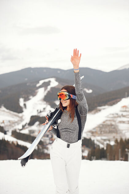 年轻年轻活跃的黑发滑雪雪山上的女人一个高山活动
