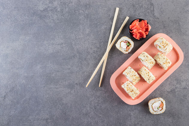 筷子美味的新鲜寿司卷 酱油和木筷放在木板上海鲜木头饭