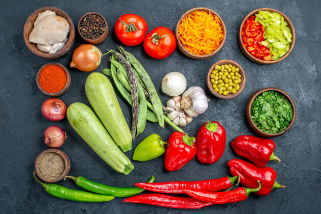 新鲜顶视图新鲜蔬菜与豆子和调味品在黑暗的餐桌上沙拉一餐熟了成熟胡椒粉豌豆