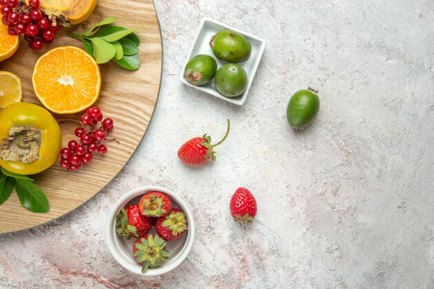 草莓白色桌面上的新鲜水果橄榄膳食浆果