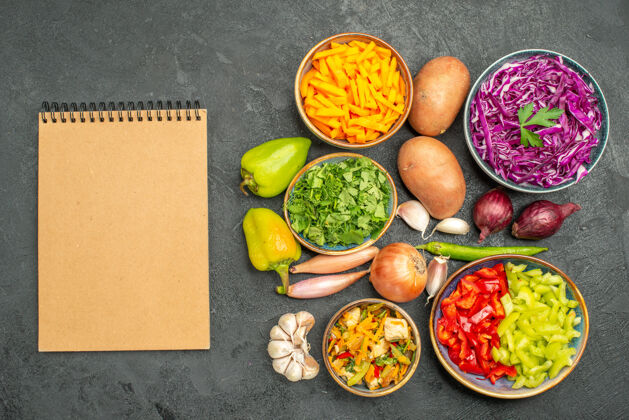 饮食俯瞰不同的蔬菜切片与绿色暗表健康餐饮食健康食物蔬菜
