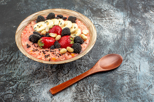 木勺正面图深色餐桌上水果切片的穆斯利健康早餐麦片餐具健康健康