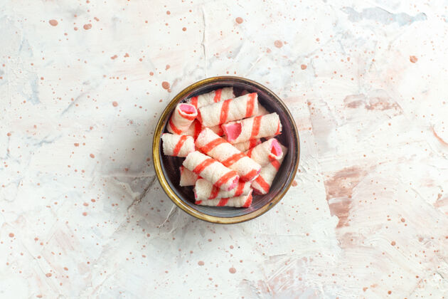 石头顶视图甜甜的糖果在盘子里放在白色的桌子上 颜色甜甜的糖果盘子里面食物