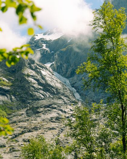北欧迷人的垂直拍摄的山脉在挪威斯堪的纳维亚天欧洲