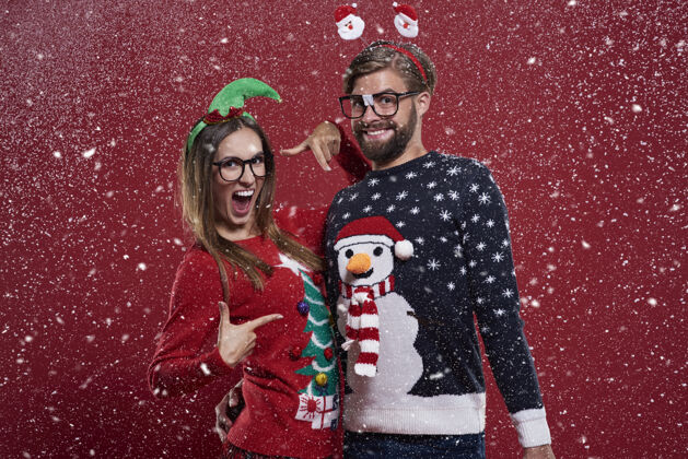 眼镜一对疯狂的夫妇穿着有趣的圣诞开衫书呆子极客十二月