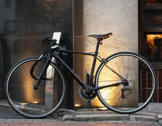休闲美丽的黑色自行车与金色的细节骑行生活方式城市