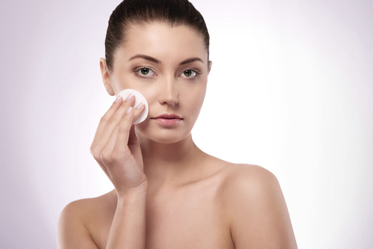 模特只使用天然化妆品清洁面部人脸治疗沉默