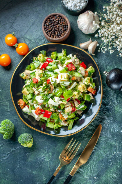 饮食顶视图蔬菜沙拉由黄瓜芝士和西红柿组成 背景颜色为深蓝色饮食美食餐厅食物健康午餐西红柿正餐沙拉