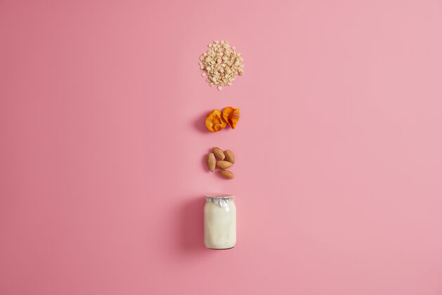 甜点健康饮食的概念玻璃罐新鲜酸奶 燕麦谷类 杏干和杏仁坚果准备早餐适当的营养配料 使美味的自制燕麦生的酸奶饮食