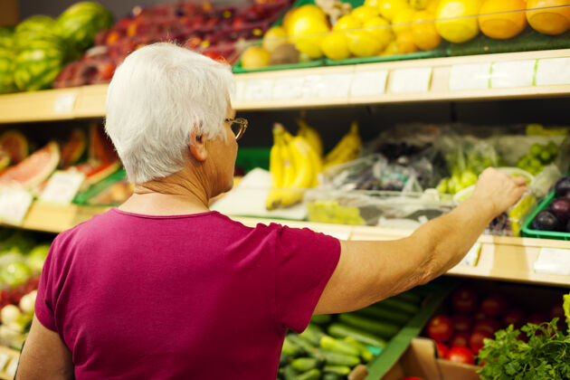 简介超级市场的老太太选择成人老年女性
