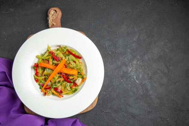 切顶部特写蔬菜切菜板上的紫色桌布沙拉美食盘子餐厅