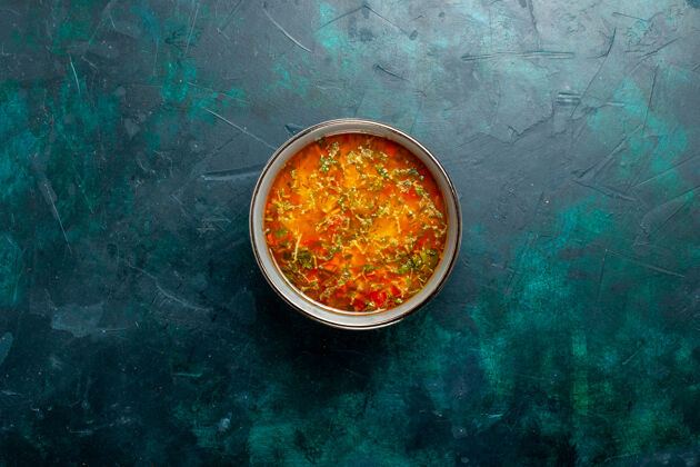 顶部顶视图美味的蔬菜汤在深绿色的背景板内食品蔬菜配料汤产品餐汤背景配料