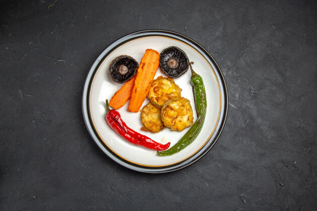 沙拉顶视图烤蔬菜烤蔬菜在盘子上一餐蔬菜胡椒