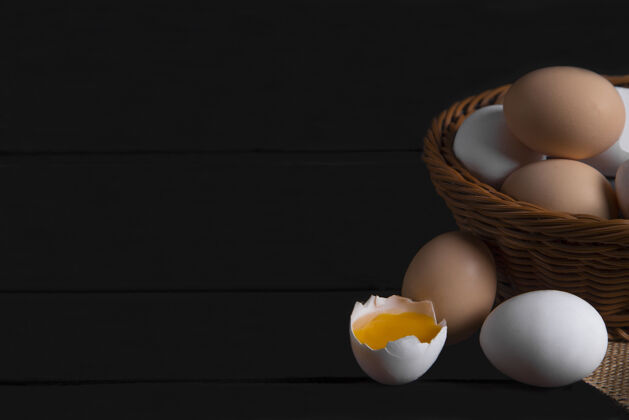 膳食柳条篮子生鸡蛋在黑暗的木制表面高品质的照片易碎营养鸡蛋