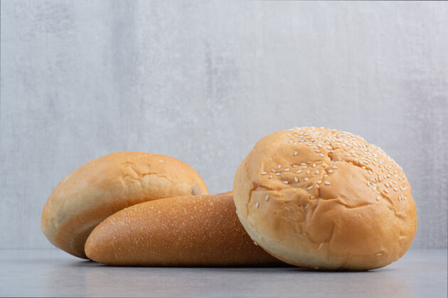 美味石头表面的面包和面包健康混凝土石头