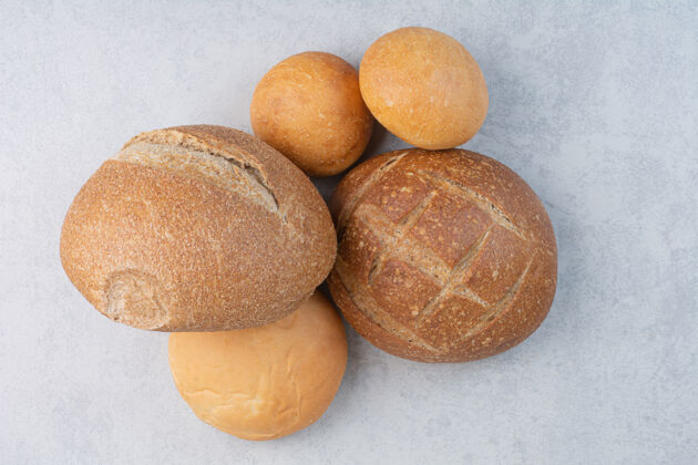 面包石头表面有各种硬皮面包美味食品面包