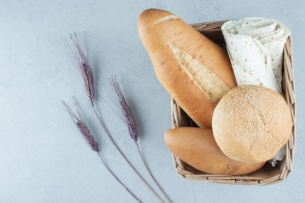 营养篮子里有各种各样的面包 石头表面有小麦芝麻美味健康