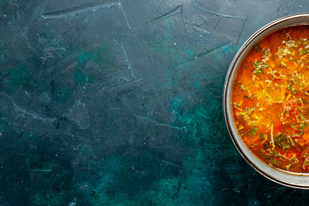 容器顶视图美味的蔬菜汤在深绿色背景上的盘子里食物蔬菜配料汤产品餐背景生的配料