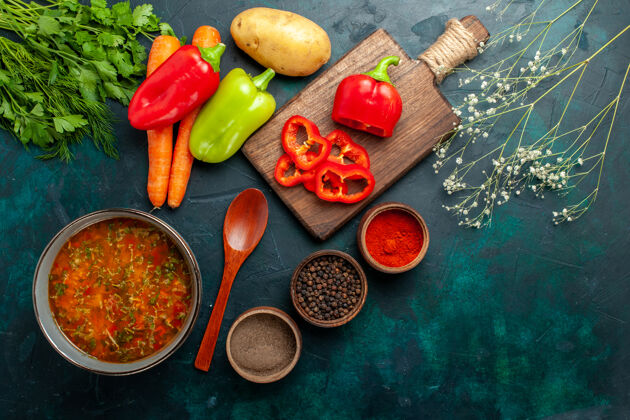 膳食俯瞰美味的蔬菜汤与不同调味料的深绿色表面食物餐蔬菜配料汤产品新鲜原料午餐