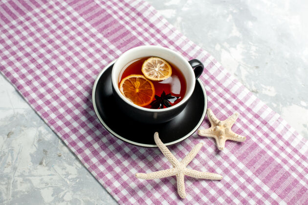 视图顶视图一杯茶 用柠檬片放在浅浅的茶杯表面喝咖啡生的切片