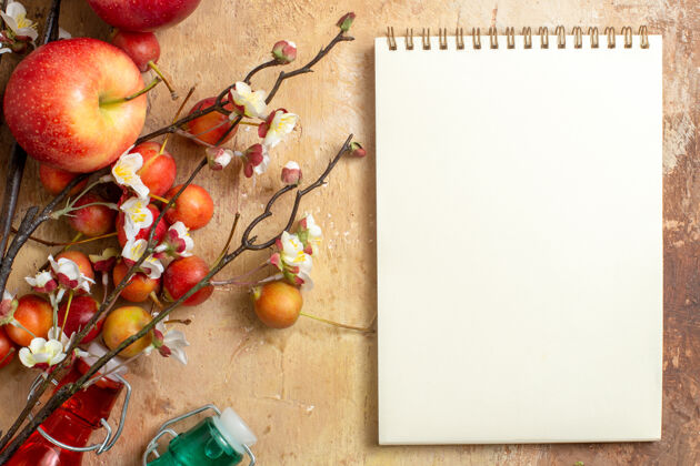 新鲜顶部特写查看浆果白色笔记本樱桃苹果树枝与鲜花瓶浆果节日健康