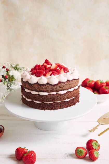 甜点美味甜甜的蛋糕 在盘子里放草莓和罗勒新鲜传统糖