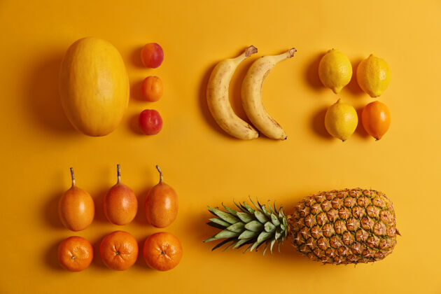 金橘黄色背景上有异国风味的新鲜成熟多汁水果桃子 柠檬 橙子 金橘 菠萝 香蕉 用于制作美味沙拉食物概念维生素 营养素 点心健康饮食香蕉顶级菠萝