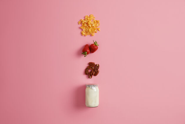零食格兰诺拉麦片 成熟的草莓和全麦面包作为原料添加酸奶和准备美味的饮料或冰沙早餐自制零食健康的有机营养和保持饮食观念谷物玫瑰新鲜
