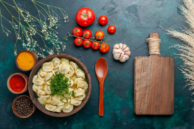 蔬菜俯瞰美味的饺子汤与不同的调味料对深绿色桌汤面团蔬菜肉类食品肉深绿色大蒜