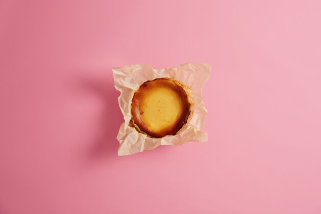 玫瑰自制芝士松饼 纸包装 玫瑰色背景面包店的高热量糖果甜点或早餐由美食家厨师制作的面包产品膳食处理培根
